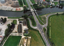 847506 Luchtfoto van de Bisschopsweg (de T06, de tertiaire provinciale weg Baarn-Bunschoten), met op de achtergrond de ...